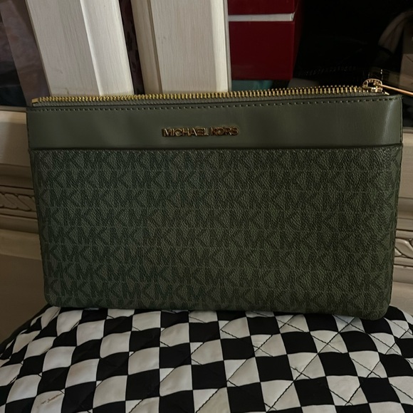 New Michael Kors cross body. - Picture 6 of 6